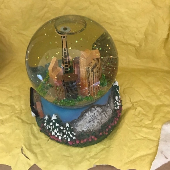 Seattle Musical Snowglobe. - Picture 2 of 5